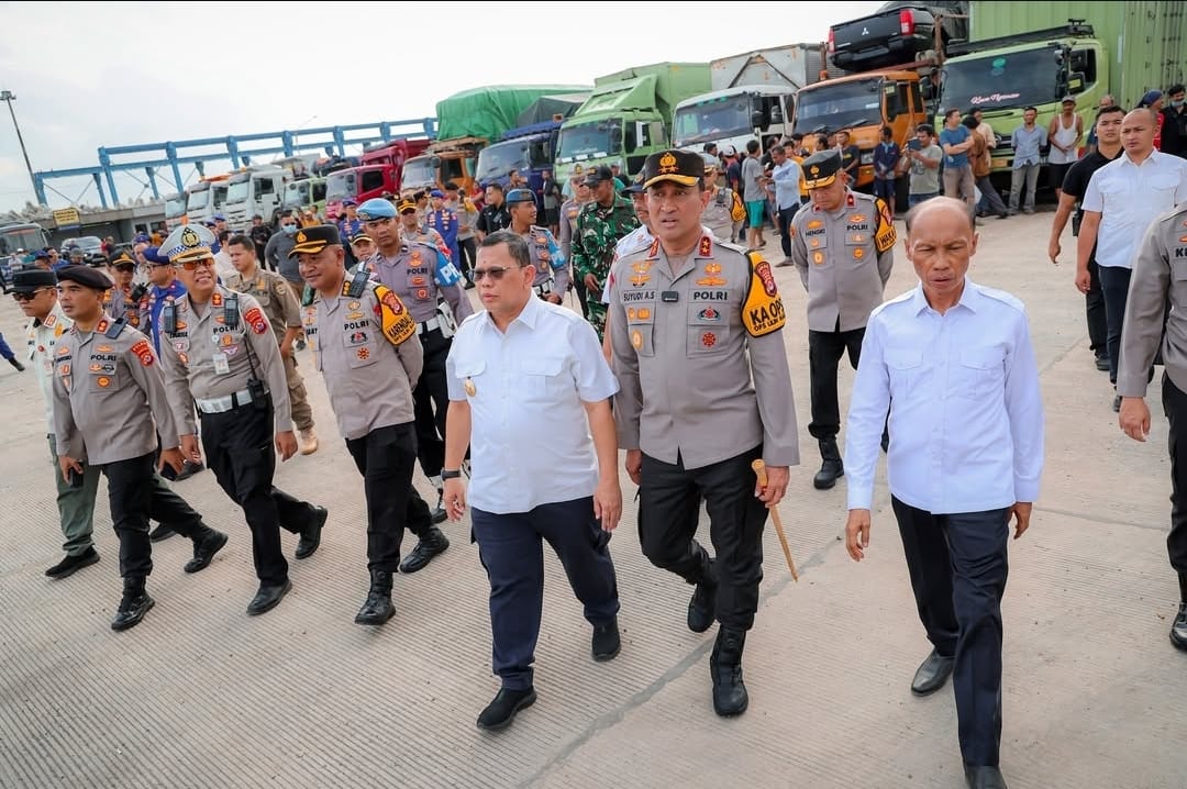 Penjabat Gubernur Banten A Damenta meninjau Pelabuhan Bandar Bakau Jaya, Bojonegara, Kabupaten Serang dan Pelabuhan Pelindo 2 Ciwandan, Kota Cilegon bersama Kepala Kepolisian Daerah (Kapolda) Banten Irjen Pol Suyudi Ario Seto beserta rombongan, Minggu (22/12).