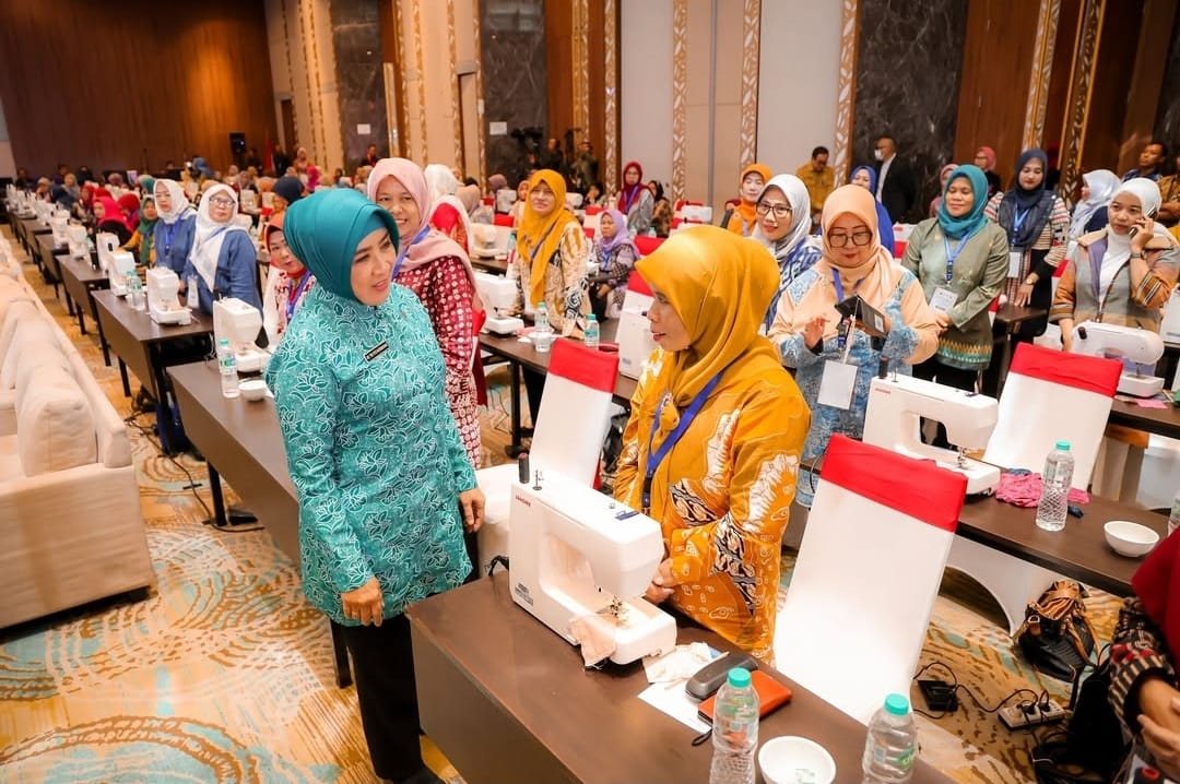 Ketua Harian Dekranas Tri Tito Karnavian saat membuka kegiatan Bimbingan Teknis dalam rangka Penyelenggaraan Seni Menjahit dan Kerajinan yang diselenggarakan Direktorat Jenderal Bina Pembangunan Daerah Kemendagri, Selasa (10/12).(yul)