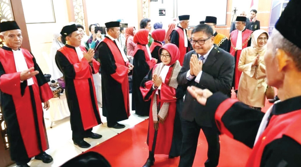 Penjabat Sekretaris Daerah Provinsi Banten Usman Asshiddiqi Qohara menghadiri Wisuda Purnabakti Ketua Pengadilan Tinggi Banten Andriani Nurdin di Kantor Pengadilan Tinggi Banten Jl Raya Pandeglang Km 6,6, Cipocok Jaya, Kota Serang, Senin (30/12).(yul)