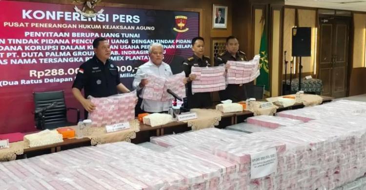 Penyidik Kejagung saat memperlihatkan uang hasil sitaan. Foto : Ist