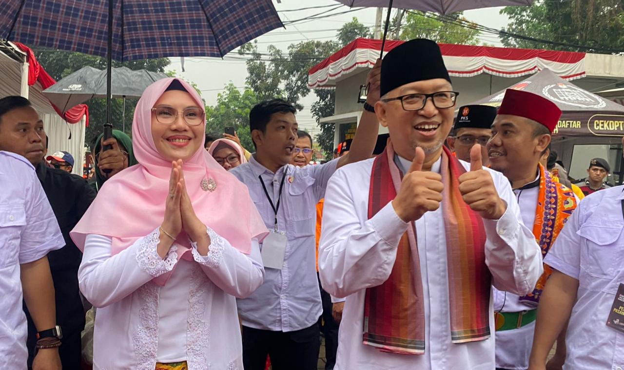 Pasangan Ruhamaben-Shinta Wahyuni Chairudin saat daftar Pilkada 2024 ke KPU Tangsel.(dra)