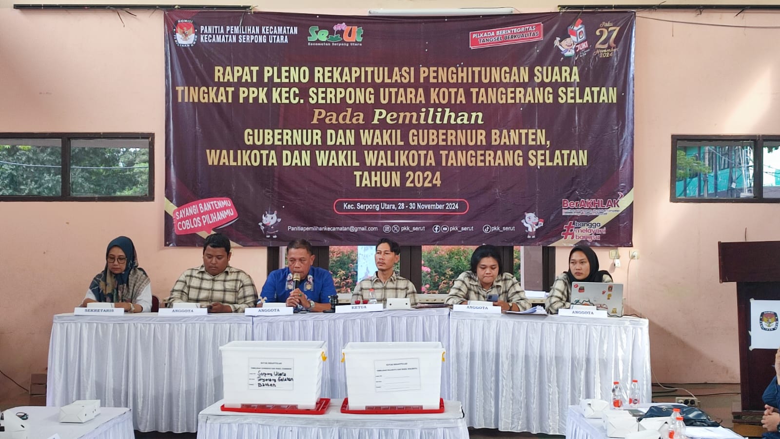 KPU Kota Tangsel mulai lakukan penghitungan suara di tingkat Kecamatan.(dra)