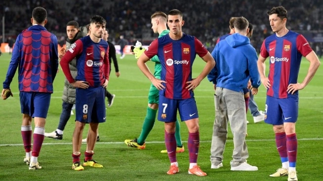 Skuad Barcelona tertunduk lesu usai kalah 1-2 dari Las Palmas. Foto : Ist