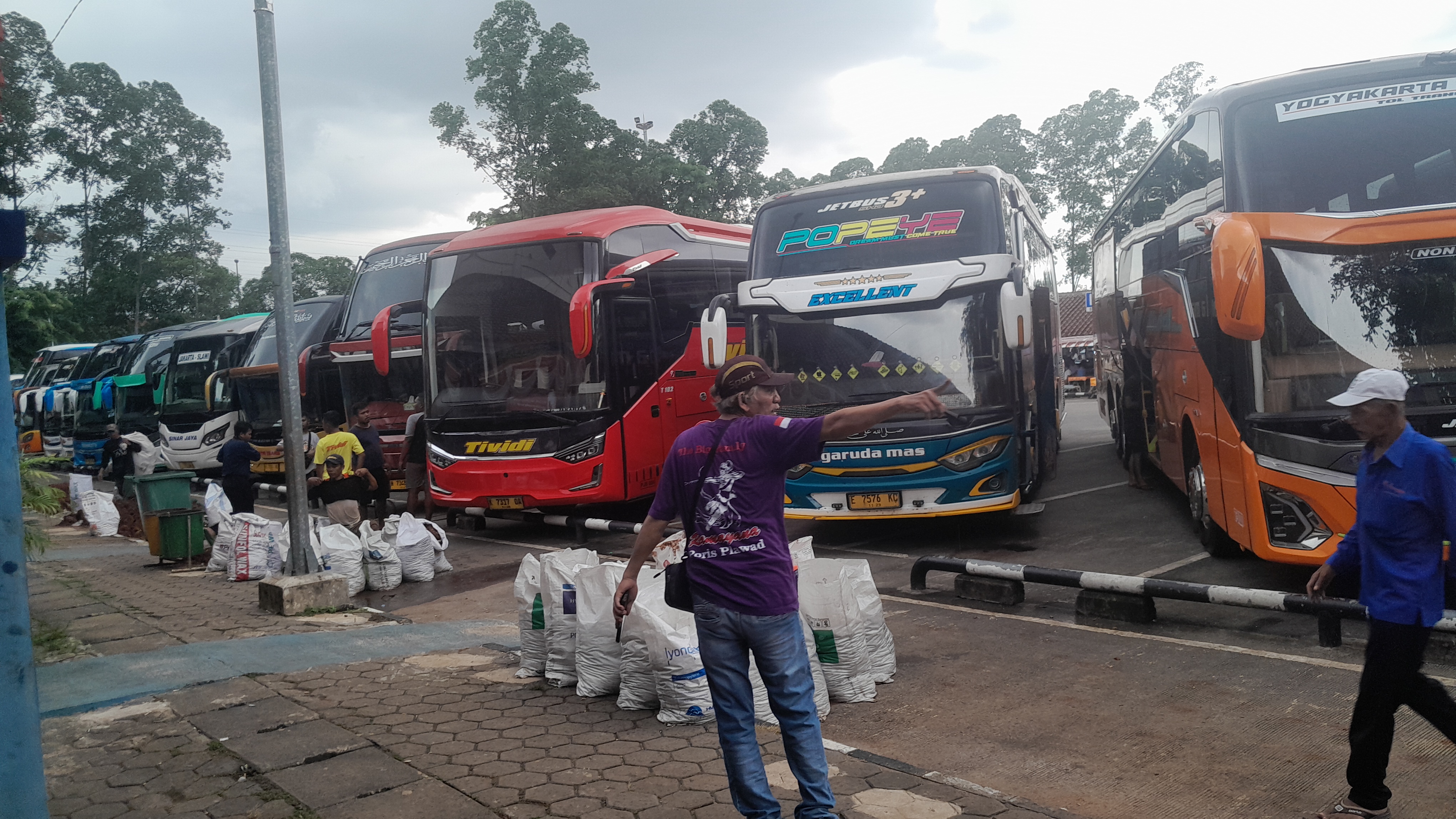 Sejumlah bus AKAP nampak menunggu penumpang di Terminal Poris Plawad, Tangerang, kemarin.