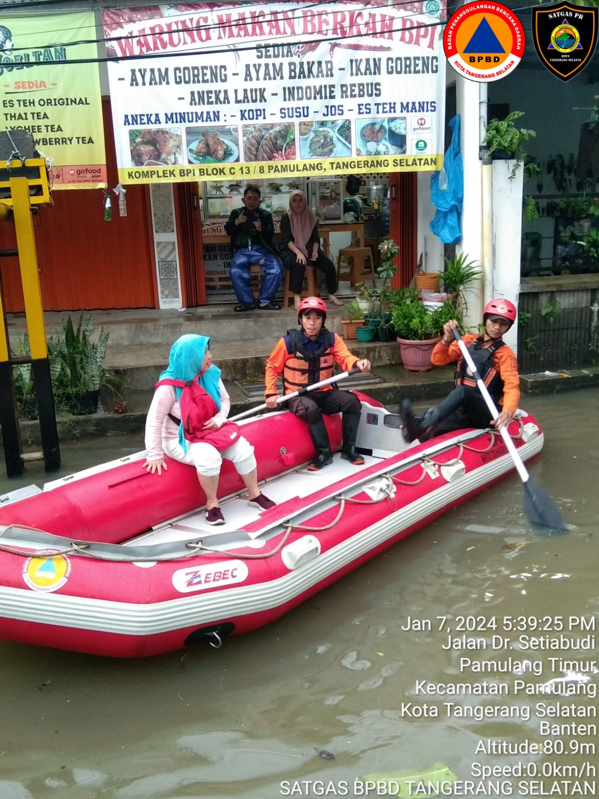 Petugas BPBD Kota Tangsel saat mengevakuasi korban banjir di Pamulang, Minggu (7/1) silam.(rmn)