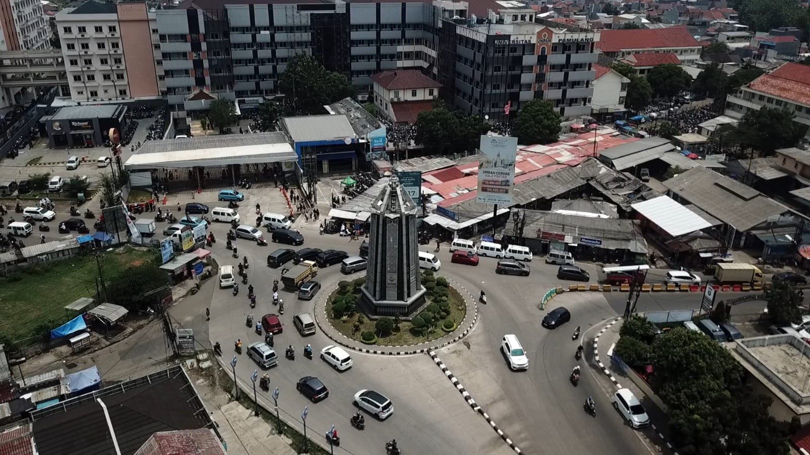 Pemandangan Bunderan Pamulang, Kamis (26/12). Sumber foto: Pemkot Tangsel.(rmn)