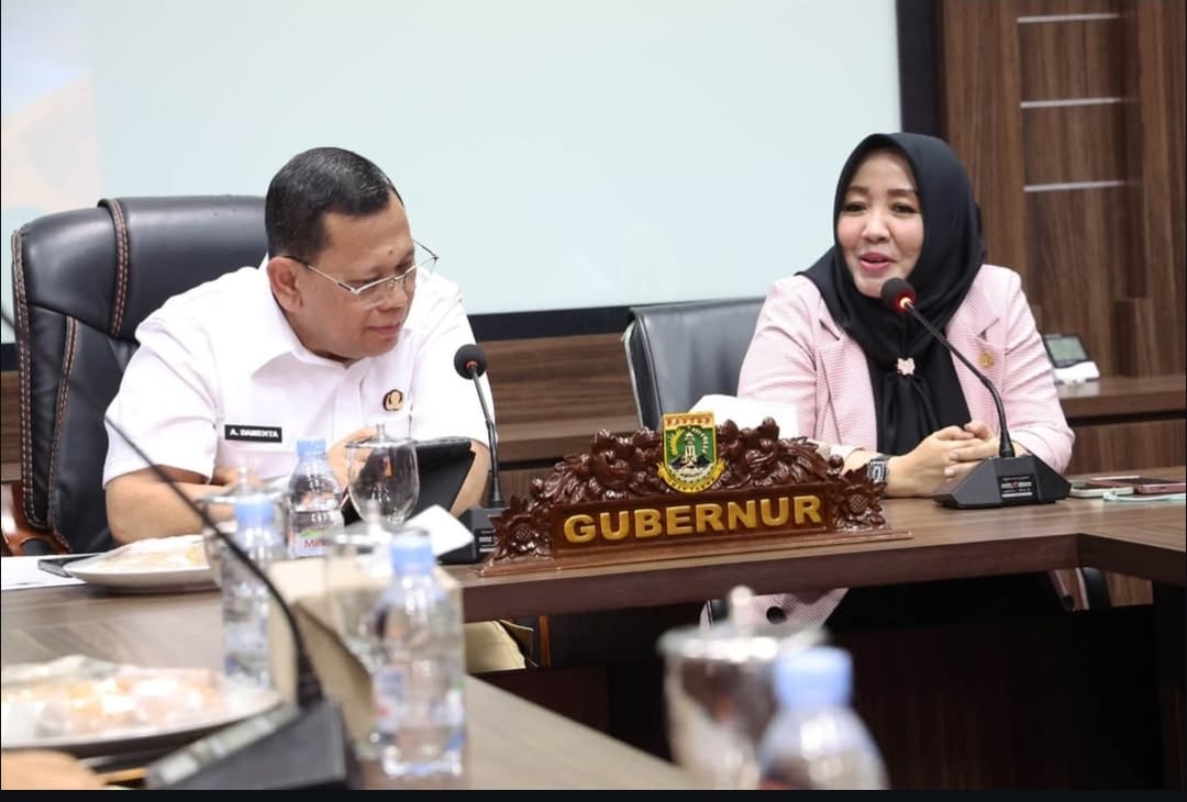 Penjabat Gubernur Banten A Damenta menerima kunjungan kerja anggota Dewan Perwakilan Daerah (DPD) Republik Indonesia, Daerah Pemilihan Provinsi Banten Ade Yuliasih di Ruang Rapat Kantor Gubernur Banten, KP3B Curug, Kota Serang, Senin (23/12).(yul)