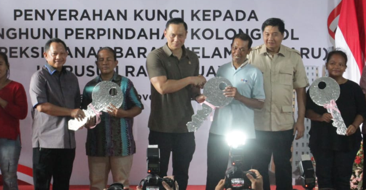 Menko Bidang Insfraktruktur dan Pengembangan Wilayah Agus Harimurti Yudhoyono saat menyerahkan kunci ke warga penghuni rusun. Foto : Istn