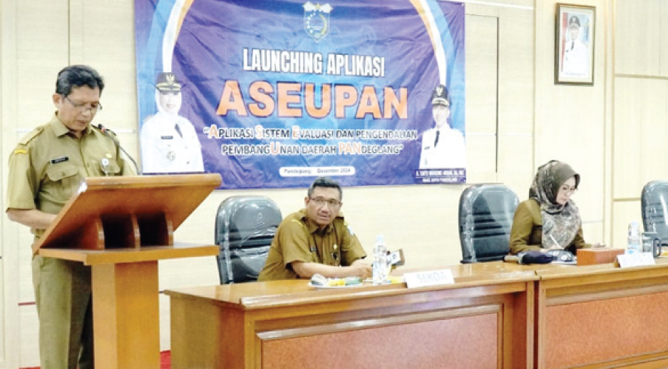 Kepala Badan Perencanaan Pembangunan Daerah (Bappeda) Kabupaten Pandeglang Sutoto berikan sambutan saat launching Aplikasi Sistem Evaluasi dan Pengendalian Pembangunan Daerah Pandeglang, Senin (16/12).(yul)