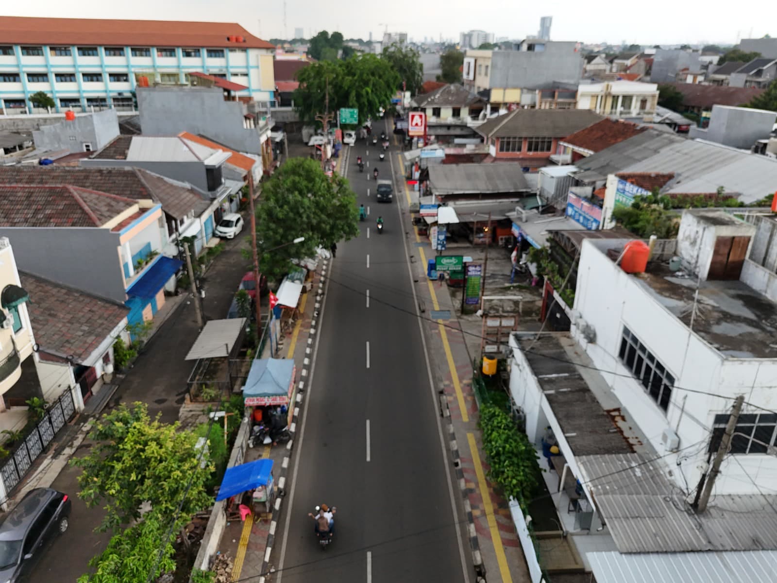 Kondisi ruas jalan di Tangsel usai dilakukan sentuhan oleh DSDABMBK Kota Tangsel, Rabu (18/12). Sumber foto : DSDABMBK Kota Tangsel.(rmn)