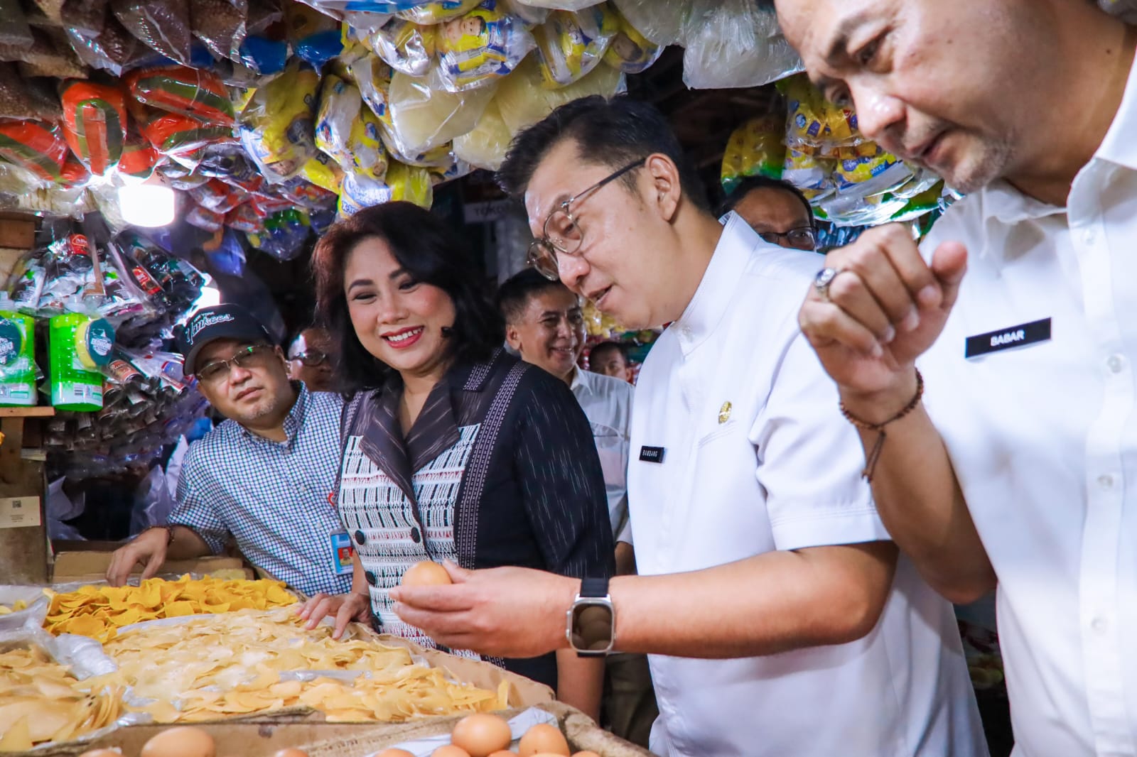 Sekda Tangsel, Bambang Noertjahjo saat mengunjungi Pasar Serpong, Jumat (20/12)