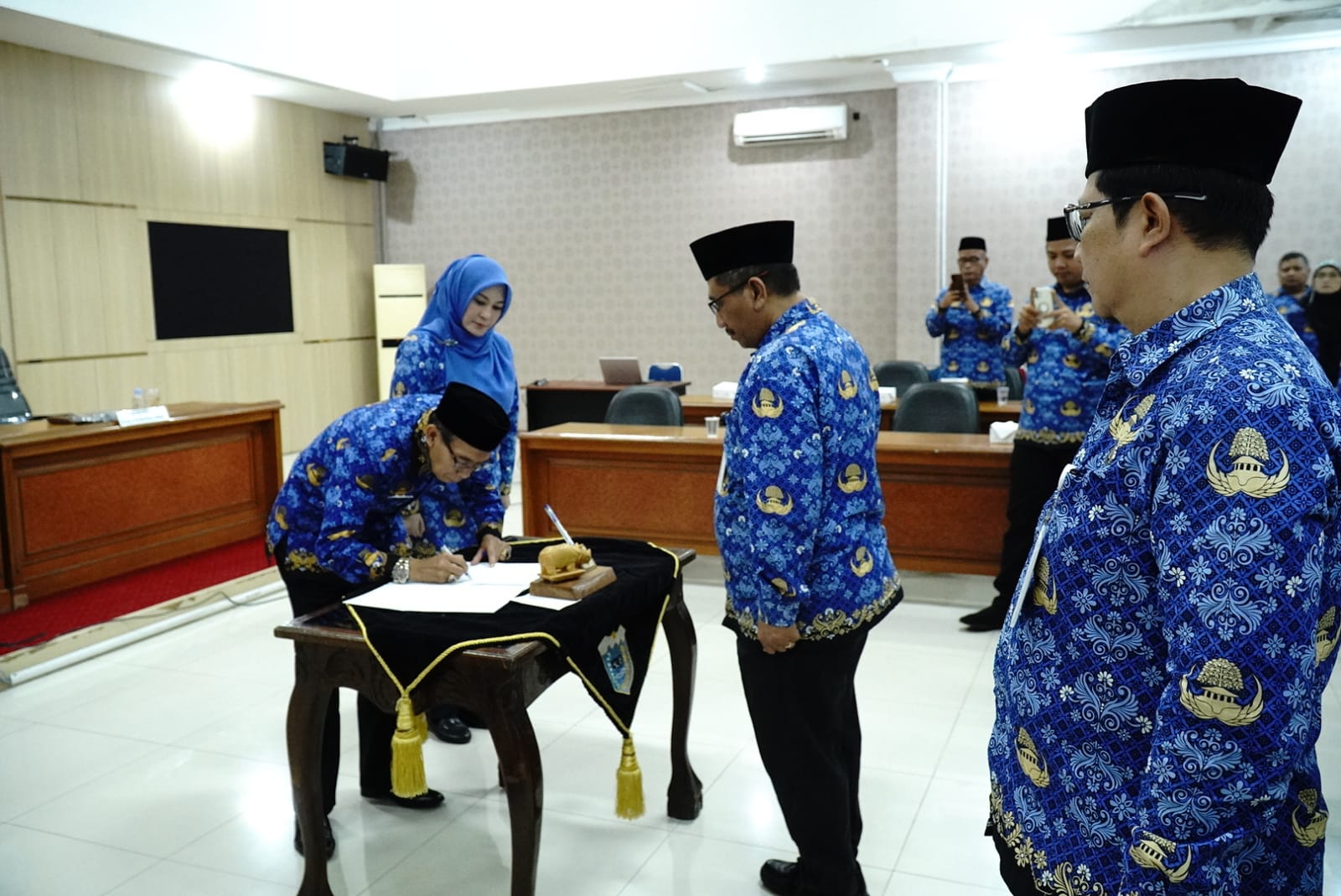 Bupati Pandeglang Irna Narulita pada pelantikan Dewan Pengurus Korpri masa bakti 2023-2028 di oproom Setda Pandeglang, Selasa (17/12).(yul)