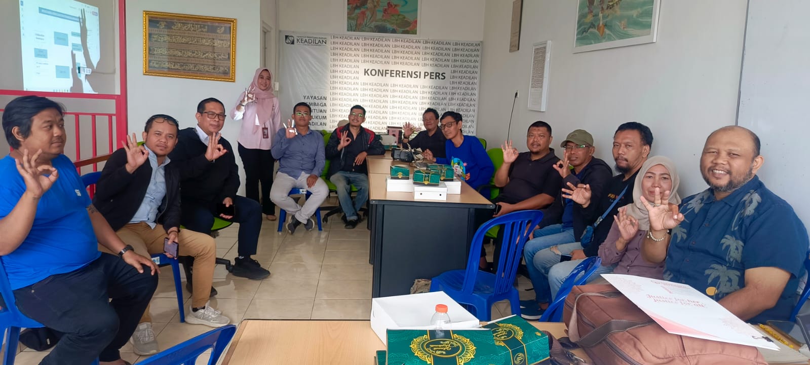 AMSATS saat berfoto bersama disela-sela diskusi yang berlangsung. Foto : Ist