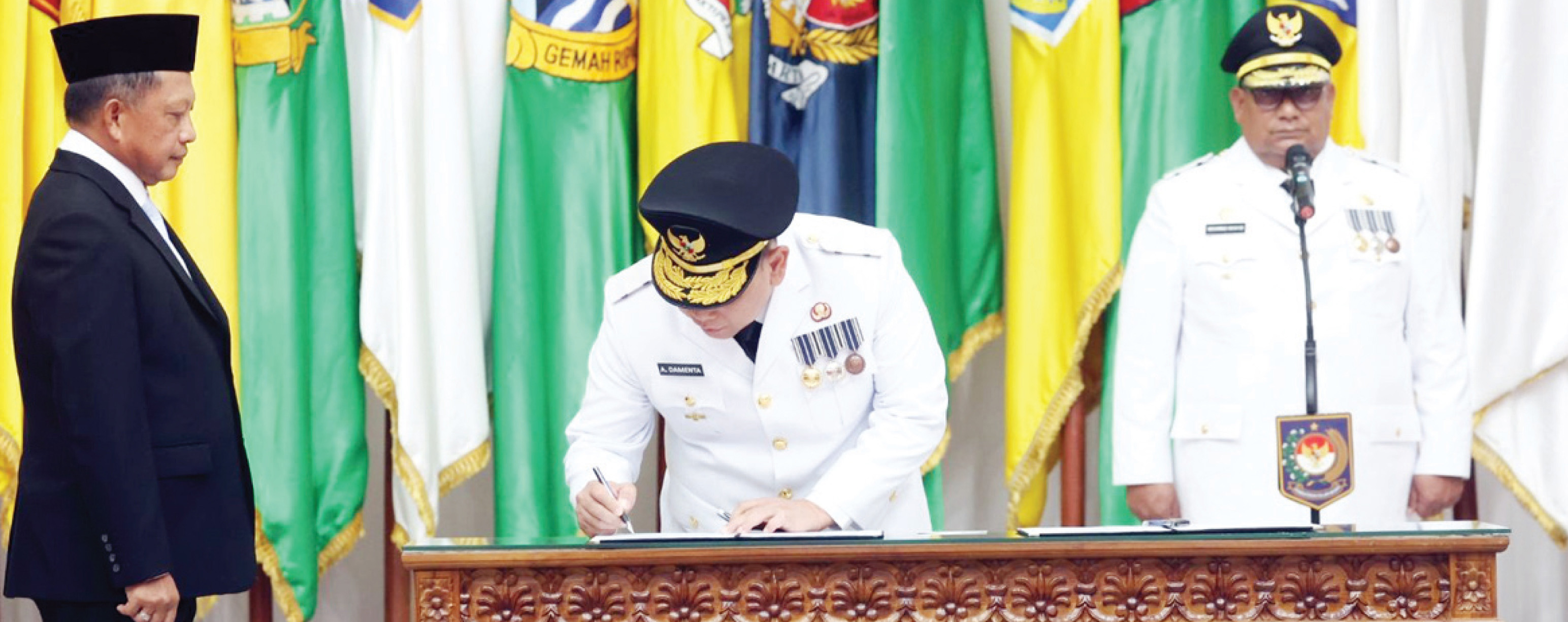 Menteri Dalam Negeri M Tito Karnavian melantik Ucok Abdul Rauf Damenta sebagai Penjabat Gubernur Banten menggantikan Al Muktabar, di Sasana Bhakti Praja Gedung C Kementerian Dalam Negeri, Jl Medan Merdeka Utara No. 7, Jakarta, Senin (16/12).(yul)