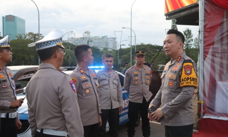 Kapolres Tangsel AKBP Victor D.H. Inkiriwang saat meninjau Pospam untuk pengamanan malam tahun baru 2025.