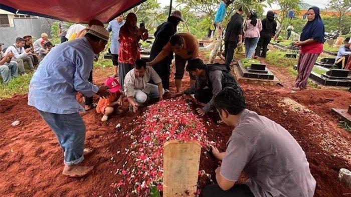 Ibu dan anak yang meninggal di Ciputat Timur dimakamkan dalam satu liang. Foto : Ist