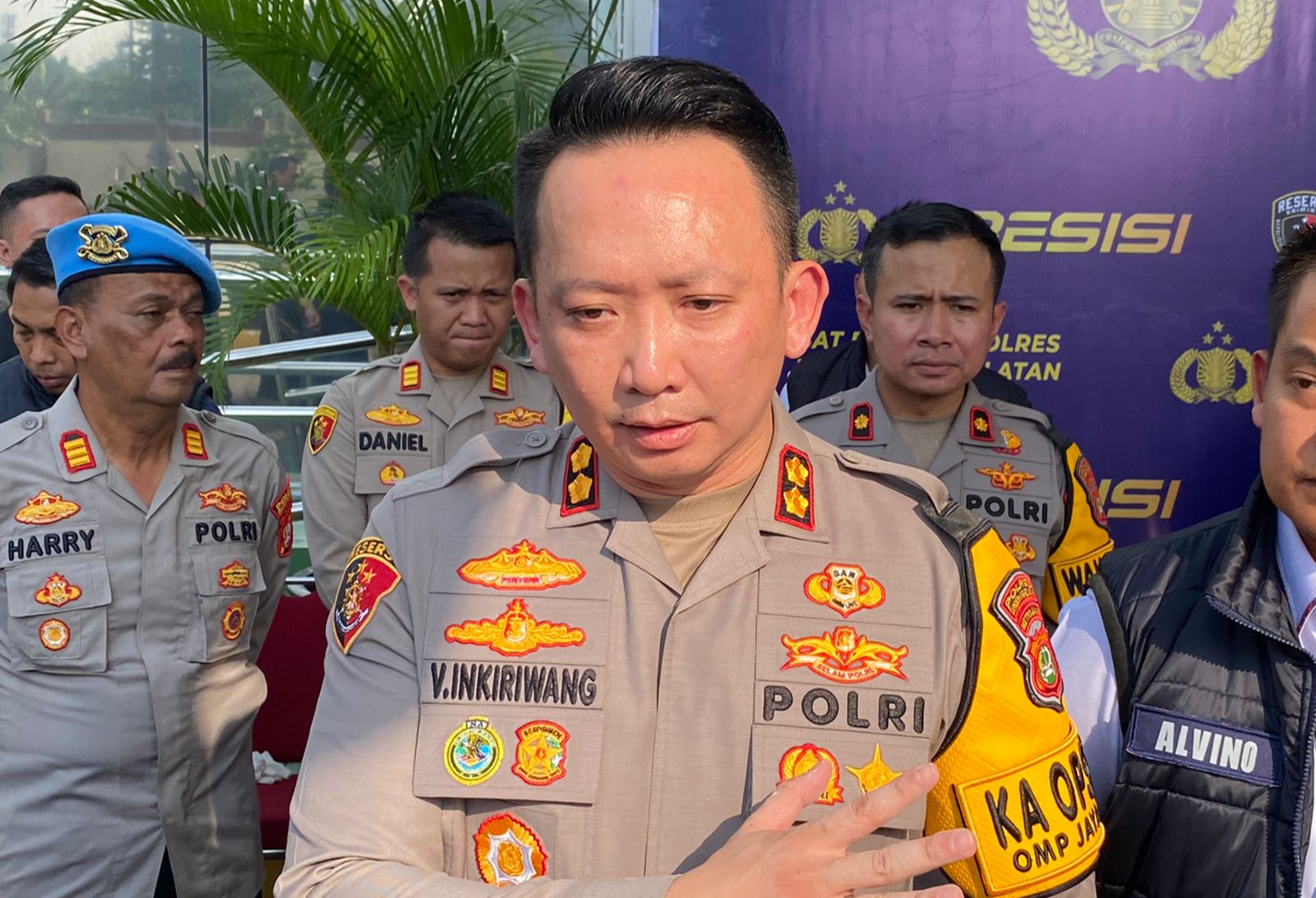 Kapolres Tangsel, AKBP Victor Daniel Henry Inkiriwang saat menjelaskan Polres Tangsel menyediakan penitipan kendaraan saat Nataru.