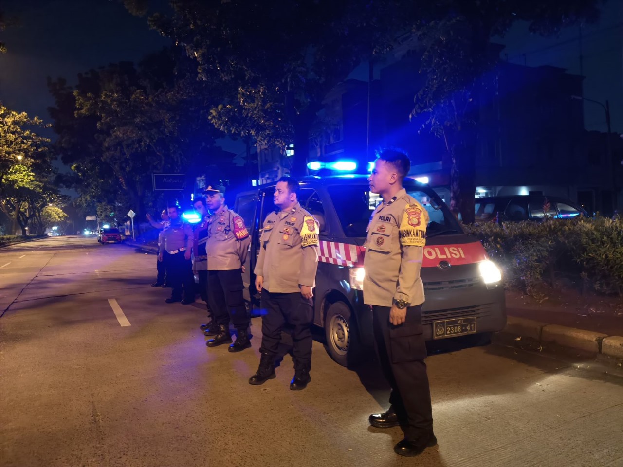 olsek Serpong saat melaksanakan kegiatan patrol kejahatan malam di wilayah hukum Polsek Serpong.(dra)