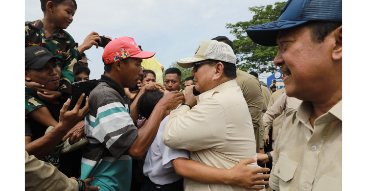 Presiden Prabowo saat memeluk hangat warga Karawang usai meninjau tambak udang nila. Foto : Ist