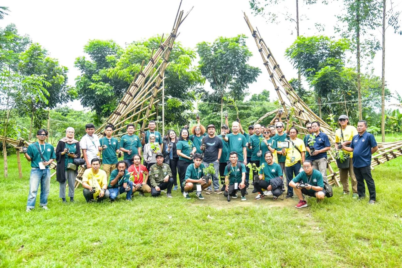 Kampung Keranggan menjadi saksi sejarah baru dalam upaya pelestarian lingkungan yang digagas melalui acara penanaman bambu pada rangkaian Indonesia Creative Cities Festival (ICCF) 2024.(dra)