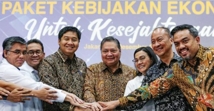 Menko Perekonomian Airlangga Hartarto (tengah) bersama Tim Menteri Kabinet Merah Putih. Foto : Ist