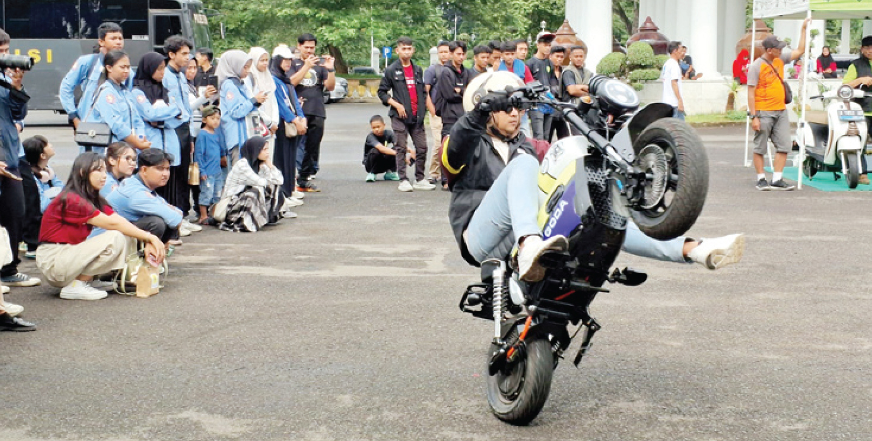 Stunt rider unjuk kebolehan dalam freestyle menggunakan kendaraan listrik pada acara Banten Electric Vehicle Freestyle, di halaman Pendopo Bupati Serang, Minggu (29/12).