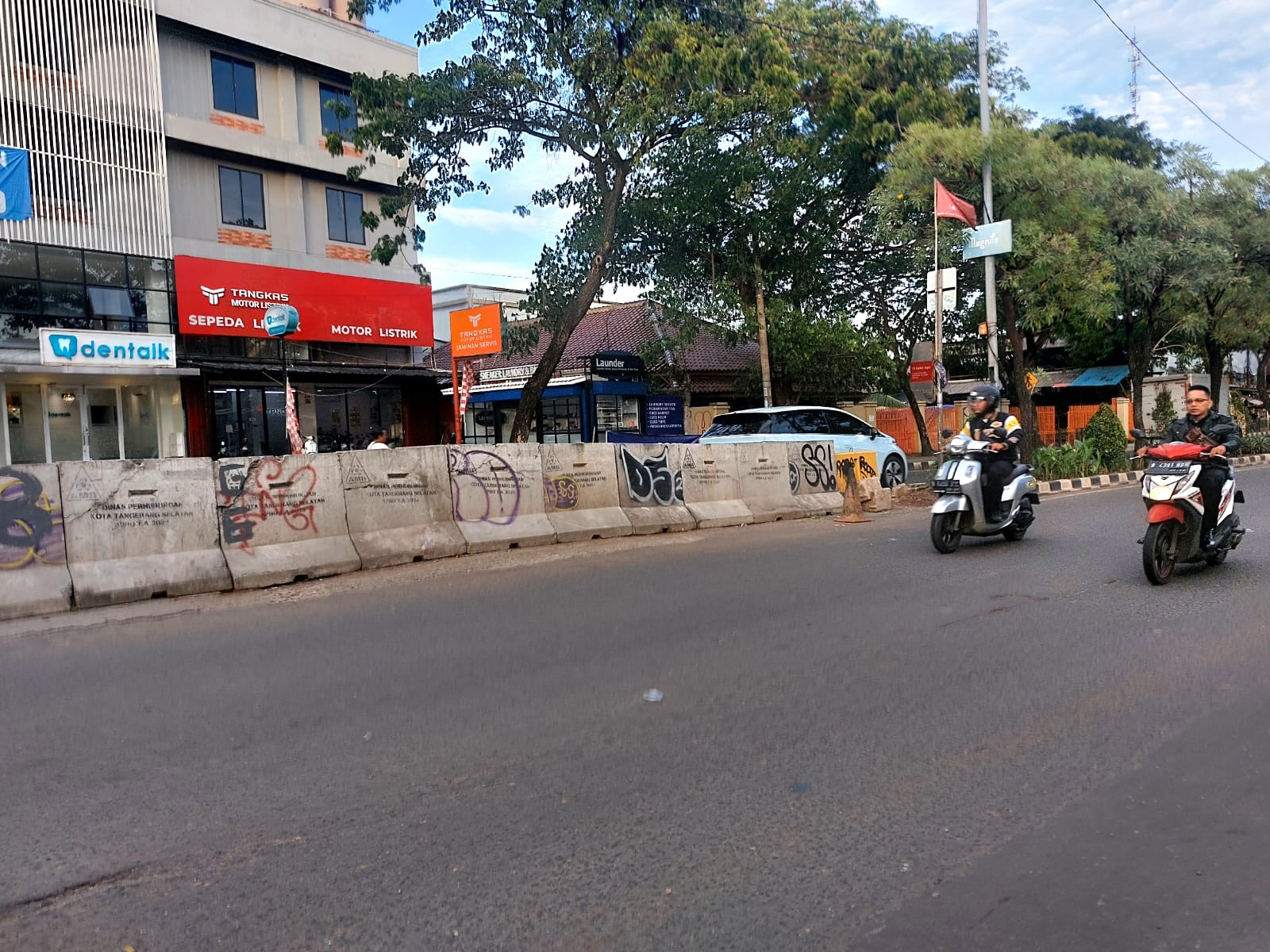 Rekayasa penutupan U-turn di Jalan Ciater Raya, Rabu (18/12).(rmn)