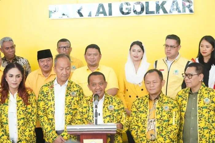 Sekjen Golkar M. Sarmuji ( no 2 dari kanan depan) saat mendampingi Ketum Golkar memberikan keterangan pers. Foto : Ist