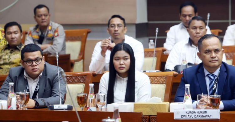 Ayu Darmawati (tengah) karyawati toko roti korban penganiayaan anak bosnya. Foto : Ist