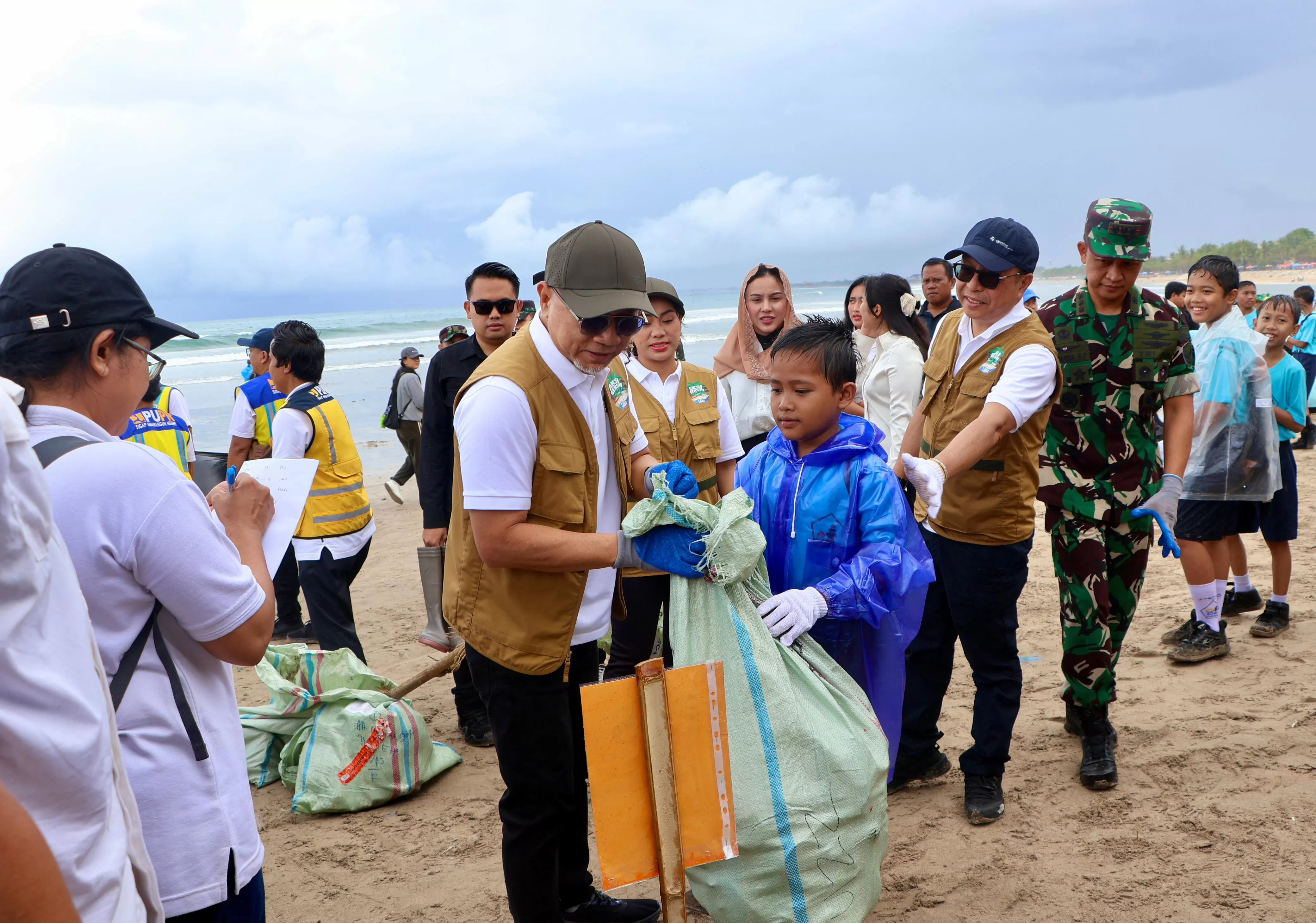 Menko Pangan Zulkifli Hasan dan para Menteri saat turun gunung bersihkan sampah di Pantai Kuta Bali. Foto : Ist