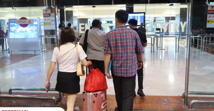 Keempat WNA China meninggalkan Indonesia dari Terminal 3 Soekarno Hatta. Foto : Ist