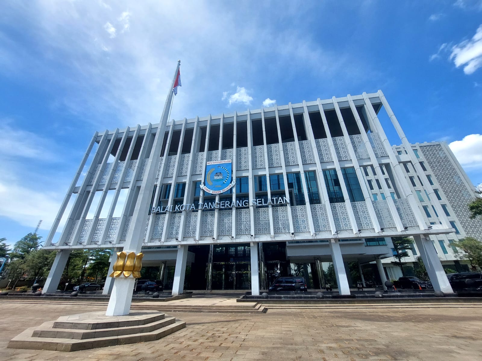 HONORER. Tampak depan Gedung Pusat Pemerintahan Kota (Puspemkot) Tangsel, Senin (6/1). Foto : Ist