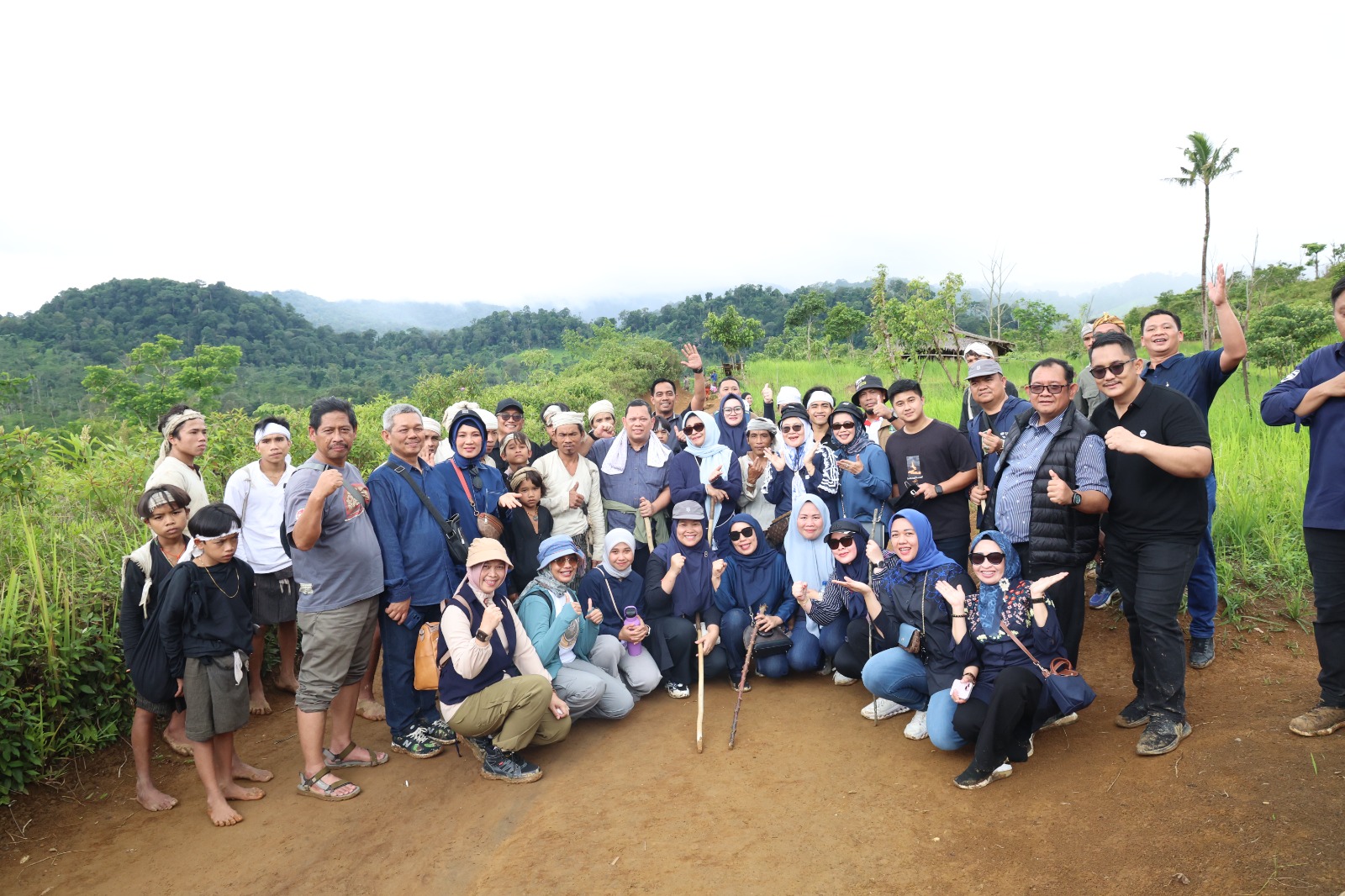 Pj Gubernur Banten A Damenta bersama jajarannya dan Pemkab Lebak foto bersama dengan warga Baduy, saat melakukan Saba Baduy, Sabtu (18/1).