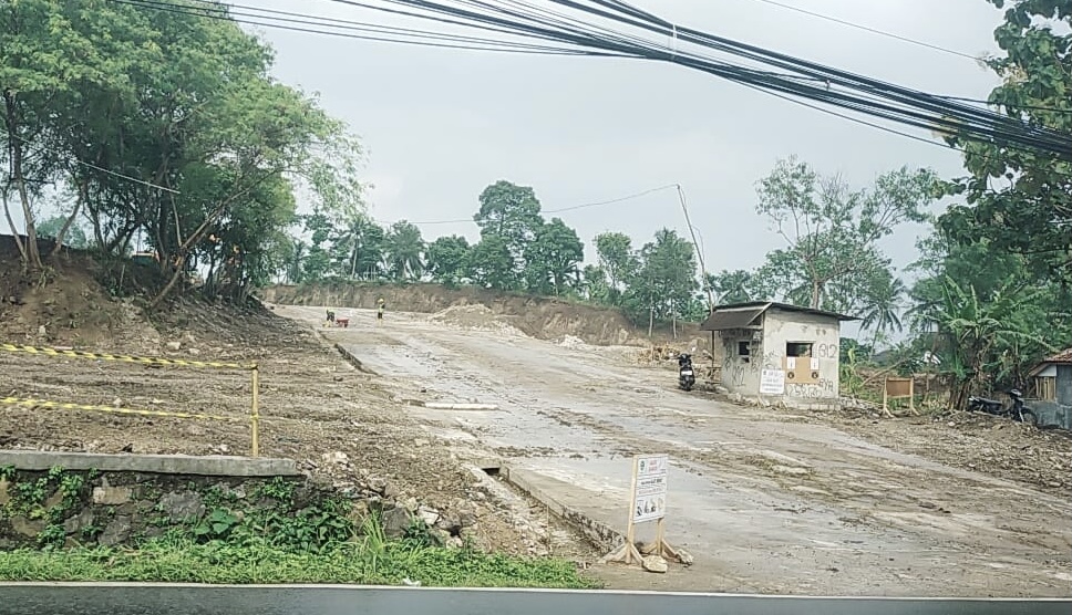 Situasi proses proyek pembangunan gudang semen di Desa Bangkonol, Kecamatan Koroncong, Kabupaten Pandeglang, Rabu (22/1).