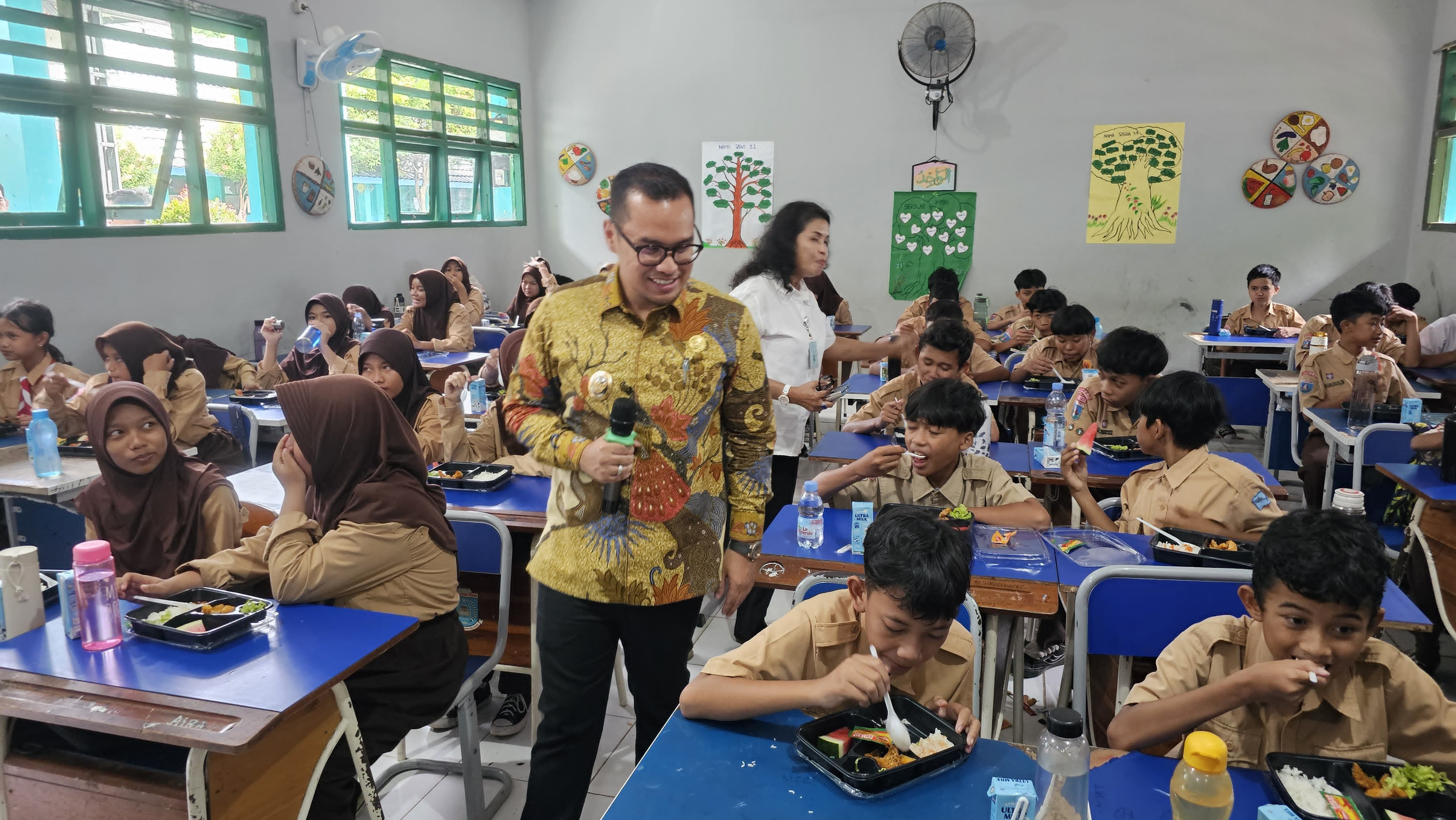 Wakil Wali Kota Tangsel Pilar Saga saat meninjau MBG di SMPN 19 Tangsel. Foto : Ist