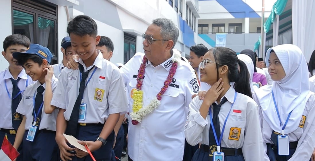 Momen saat Wali Kota Benyamin Davnie bercengkrama bersama siswa SMP di Tangsel, Kamis (2/2)