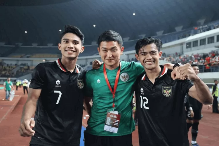 Arhan Pratama (kanan) akan merumput di Bangkok United Thailand. Foto : Ist