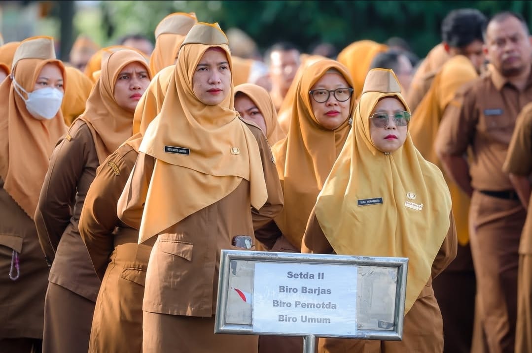 Aparatur Sipil Negara di lingkup Provinsi Banten mengikuti apel di Lapangan Kantor Gubernur Banten, KP3B Curug, Kota Serang, Senin (6/1)