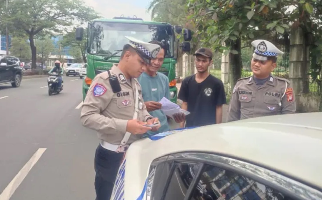 Sat Lantas Polres Tangsel menindak satu unit truk besar di Jalan Raya Serpog yang melanggar aturan.(dra)