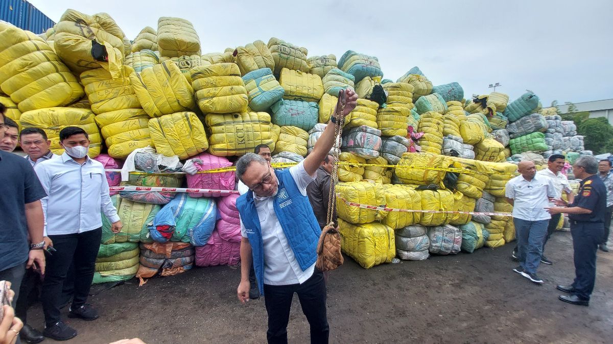 Menko Perdagangan Zulkifli Hasan saat meninjau barang import sitaan. Foto : Ist