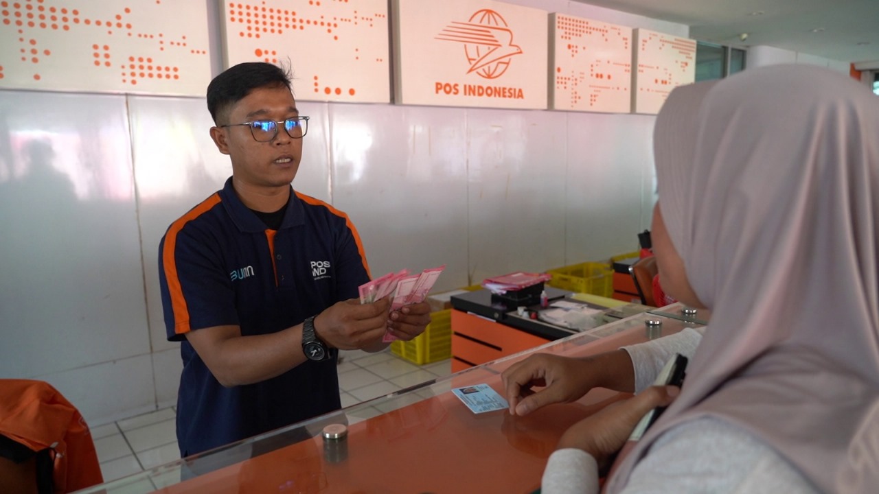 Pos Indonesia Mulai membagikan bantuan PKH ke wwarga Tangsel yang berhak mendapatkan bantuan tersebut,