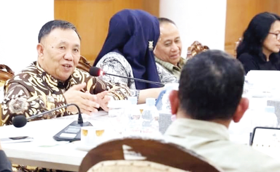 Pj Gubernur Banten A Damenta saat menerima rombongan Kementerian Kependudukan dan Pembangunan Keluarga (Kemendukbangga)/BKKBN terkait renvana launching gerakan lansia berdaya di Rumah Dinas (Rumdin) Gubernur Banten, Kota Serang, Senin (20/1) malam.