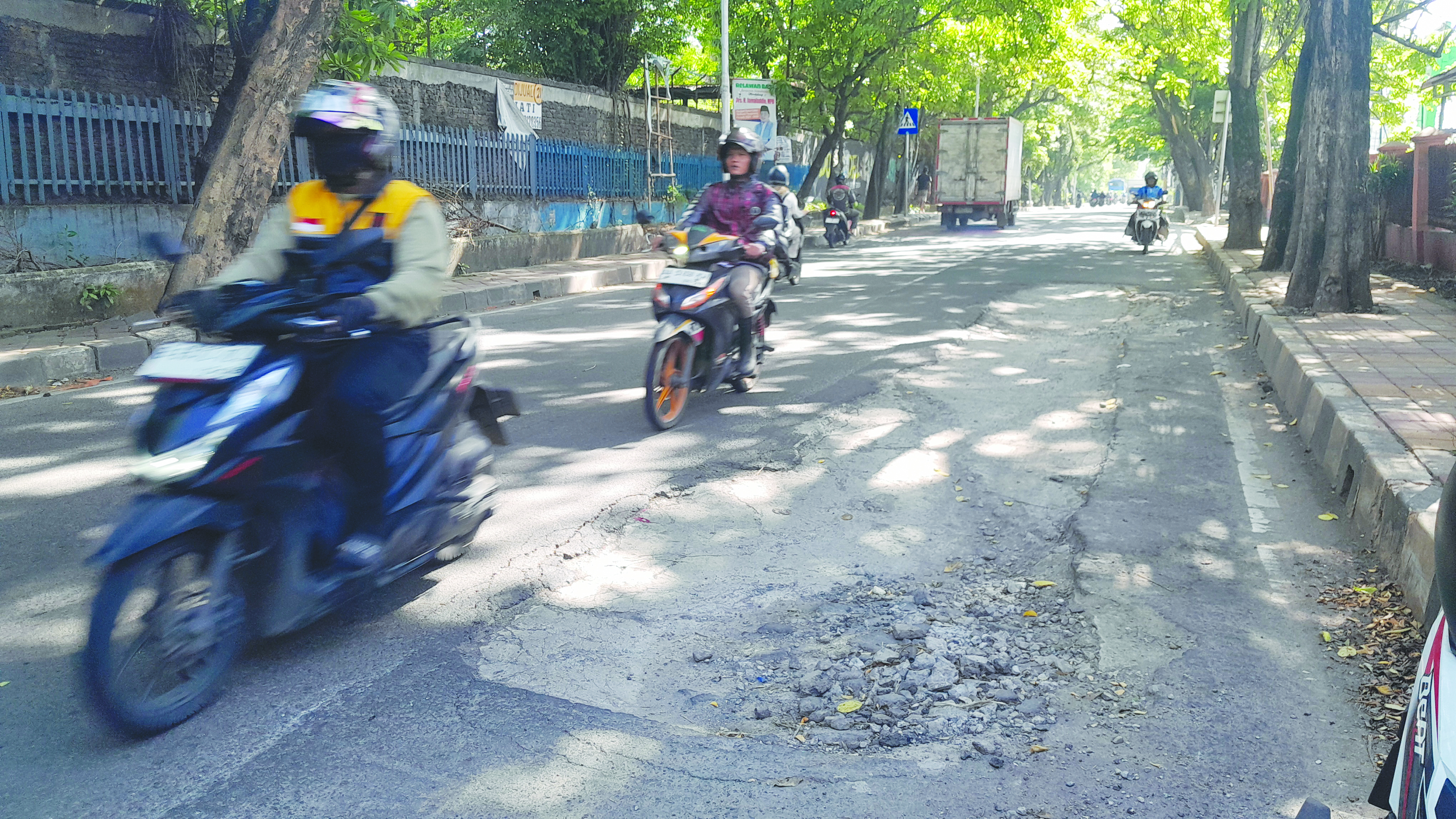 Kondisi Jalan Teuku Umar, Karawaci yang nampak berlubang pada bekas galian pipa.