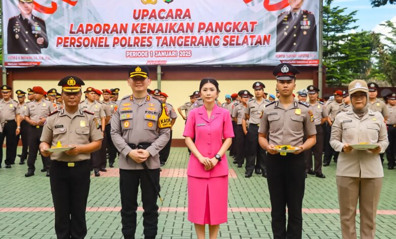 Sebanyak 129 personel Polres Tangerang Selatan (Tangsel) dan polsek jajaran mendapatkan penghargaan dari negara dan institusi Polri berupa kenaikan pangkat satu tingkat lebih tinggi, yang efektif pada Rabu (1/1).(dra)