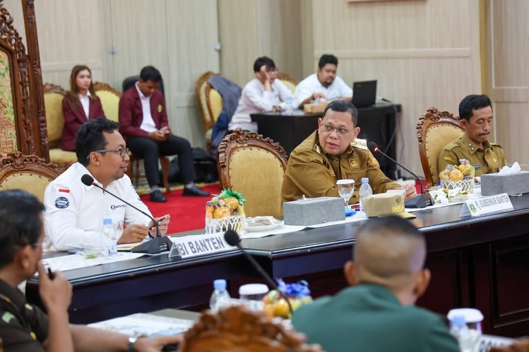 Penjabat Gubernur Banten A Damenta, mengikuti Rapat Koordinasi Pengendalian Inflasi Daerah yang dipimpin oleh Menteri Dalam Negeri M Tito Karnavian secara virtual di Pendopo Gubernur Banten, KP3B Curug, Kota Serang, Senin (6/1).(yul)