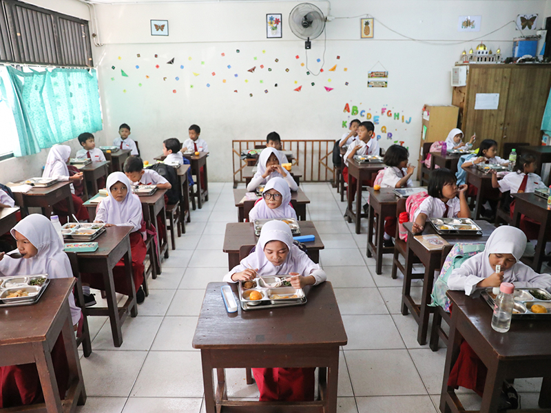 Makan Bergizi Gratis disalah satu SD di Jakarta. Foto : Ist