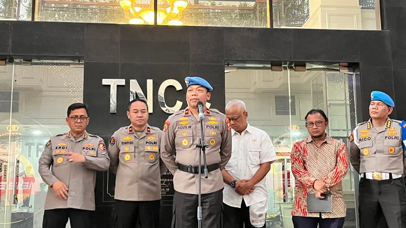 Kepala Biro Pengawasan dan Pembinaan Profesi (Karowabprof) Divpropam Polri Brigjen Agus Wijayanto memberikan keterangan pers Kamis (2/1). Foto: Ist