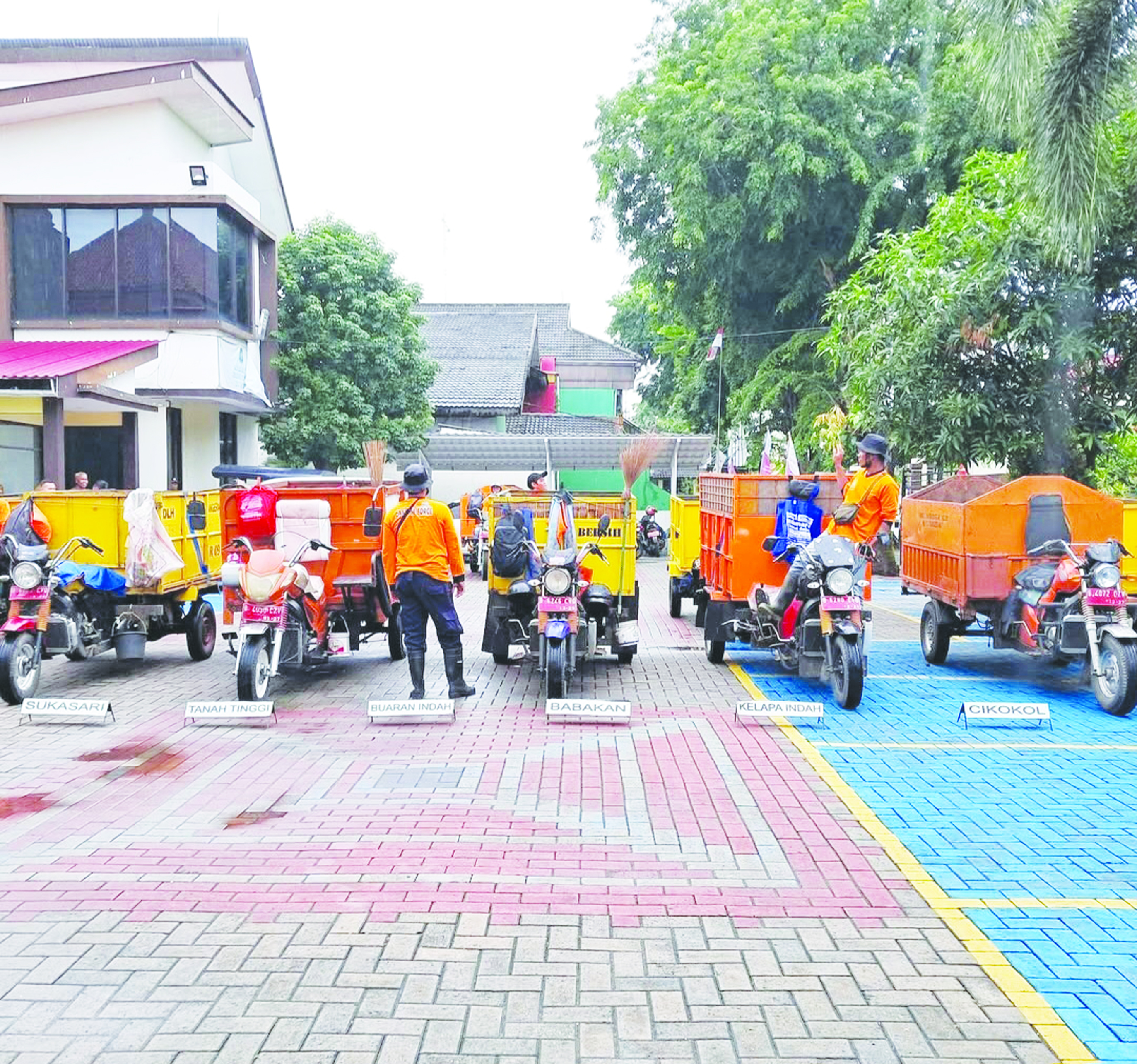 Becak motor (bentor) di Kecamatan Tangerang yang dioperasikan oleh kelurahan.