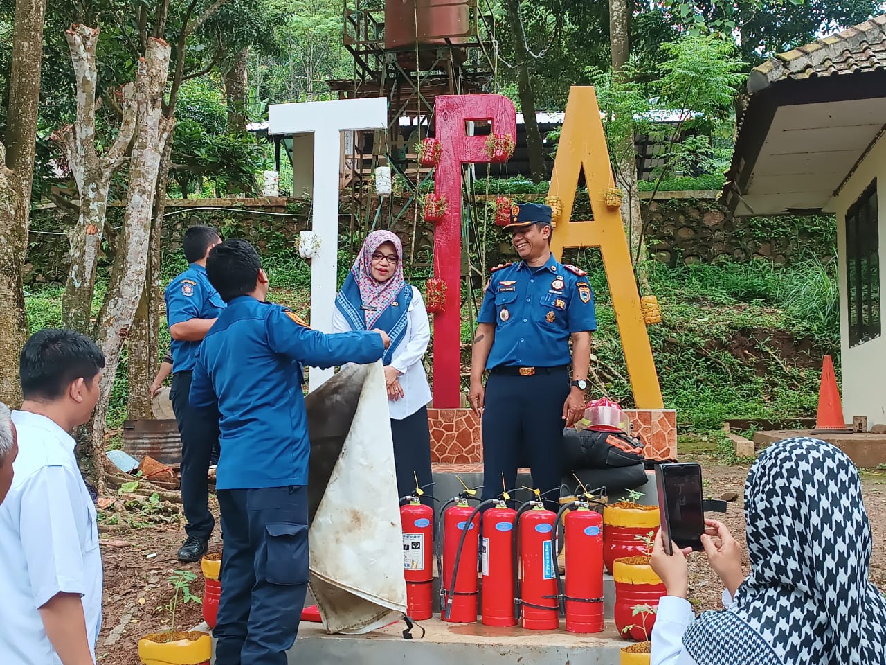 Pihak BPBDPK sedang melatih mitigasi bencana kebakaran kepada para pengelola TPA dan pegawai DLH Pandeglang, kemarin.(pal)