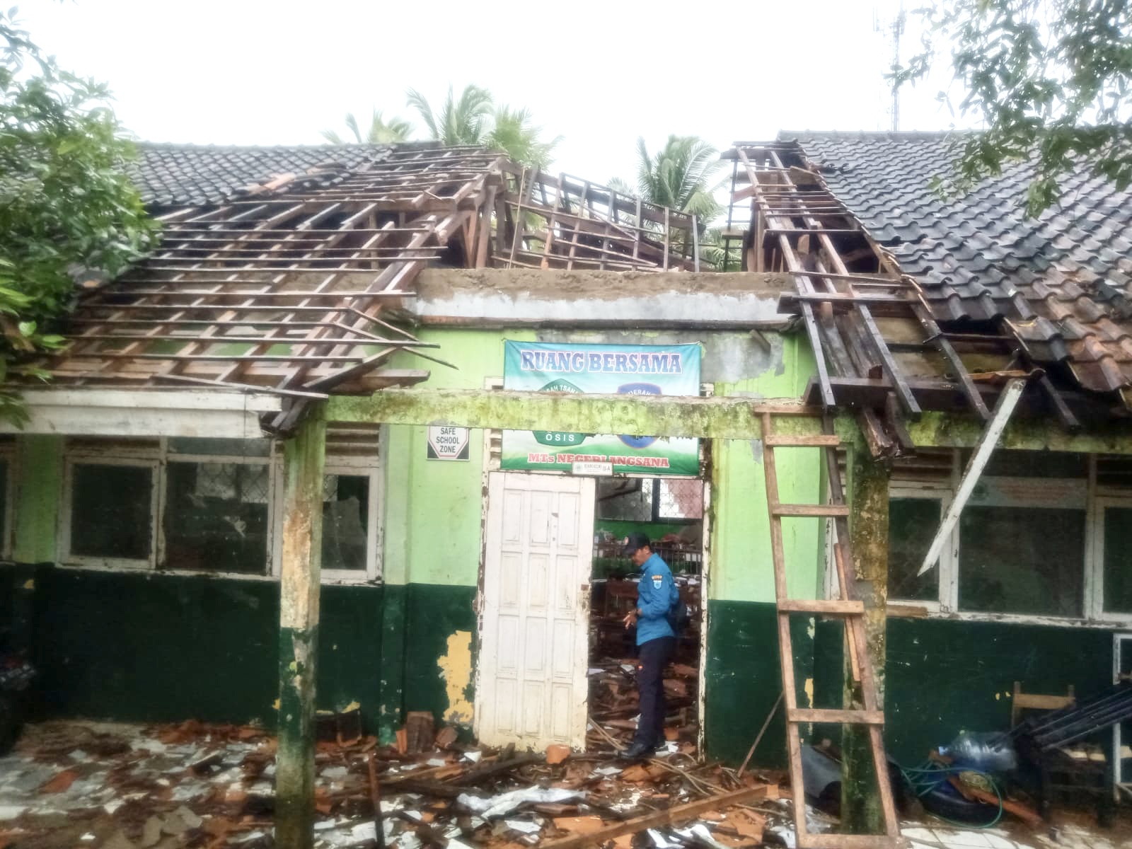 Pihak KSB Provinsi Banten sedang meninjau kondisi ruang kelas MTsN 7 Pandeglang pasca ambruk saat diguyur hujan, Rabu (22/1).